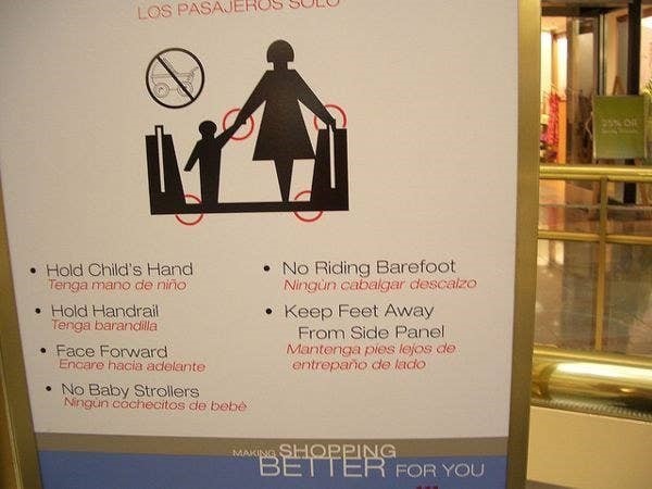 cartel de escalera mecanica mal traducido