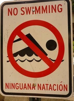 cartel no nadar mal traducido